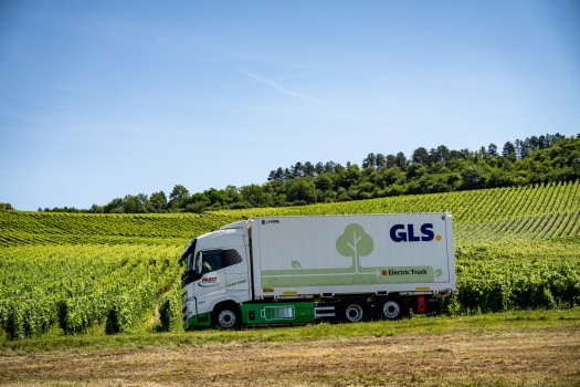 E-LKW am Feldrand