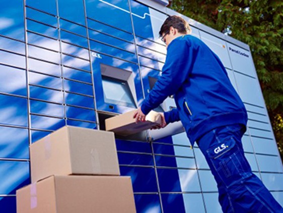 Out of Home Zustellung PaketBox durch Zusteller