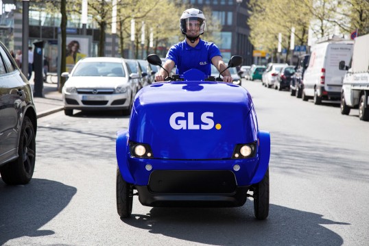 GLS-logo-on-a-tripl-scooter