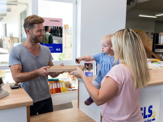 Moeder komt pakje ophalen in een Parcel Shop