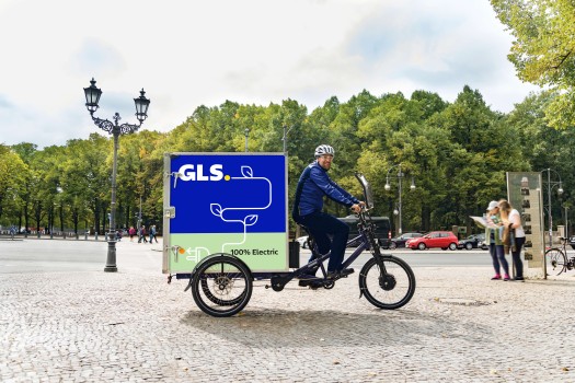 Bezorger op een ebike aan een park