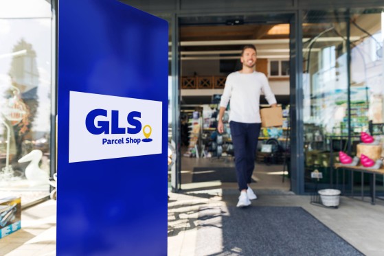 Klant haalt pakje af bij een GLS Parcel Shop