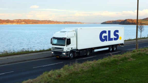 Truck die aan het water rijdt