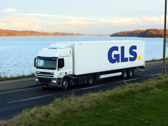 Camion GLS embarque sur un bateau