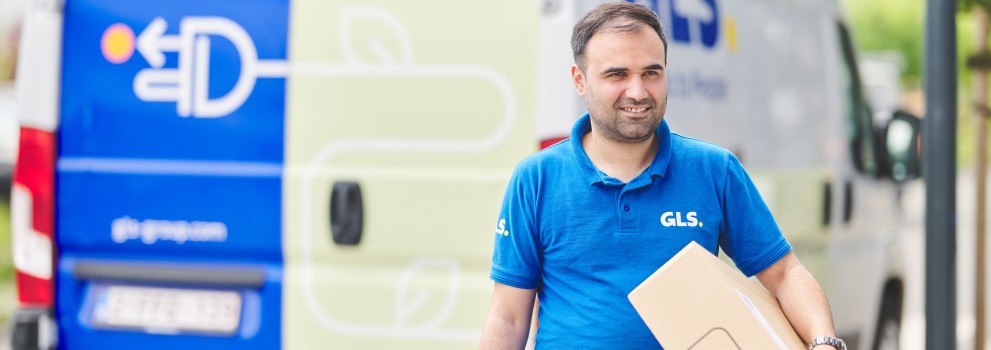 Bezorger die een pakket vasthoudt voor zijn e-van