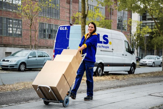 Dodávka GLS Parcels dodávka na své trase