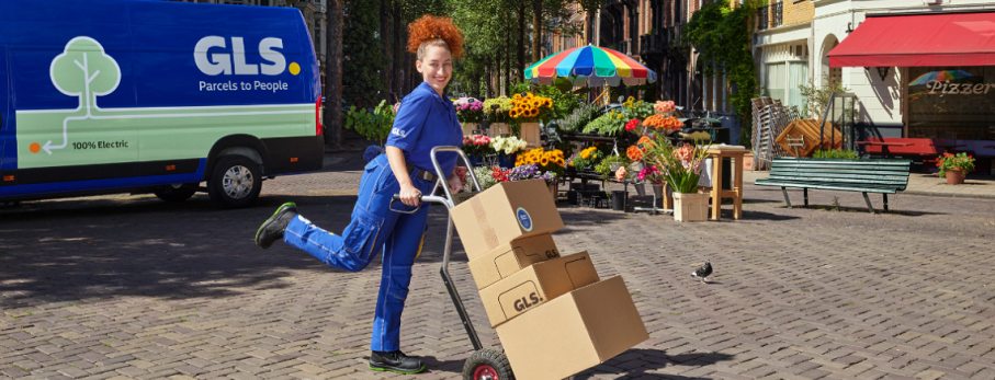 Frau mit Paket