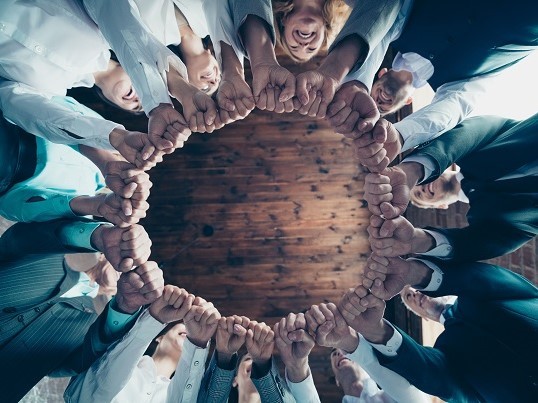 Menschen bilden einen Kreis mit ihren Händen