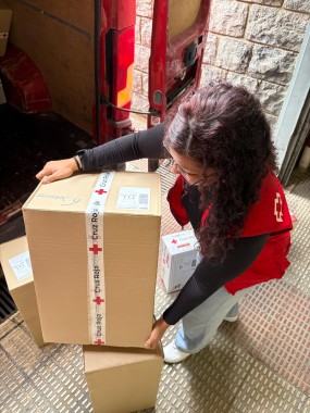 Cruz Roja repartiendo ayuda a los afectados por la DANA en Valencia
