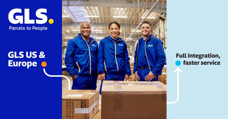 Trois employés de GLS en uniforme bleu sourient dans un entrepôt logistique, entourés de colis. Le visuel met en avant l'intégration des réseaux GLS US et Europe pour un service plus rapide et optimisé.