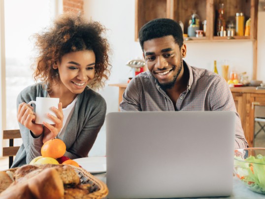 Un couple consulte des infos sur le suivi de leur colis