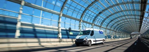 Camion GLS France qui roule sous tunnel verre