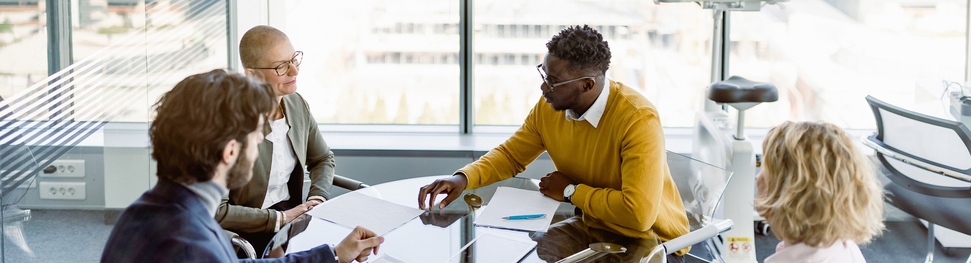 persone dell'ufficio legale riunite al tavolo