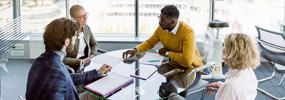 persone dell'ufficio legale riunite al tavolo