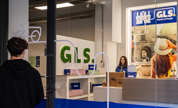 Cliente entra nel GLS Shop per ritirare la sua spedizione