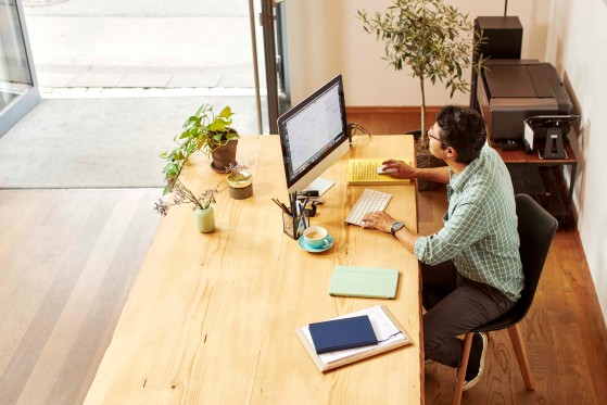 Een man zoekt naar GLS op een computer