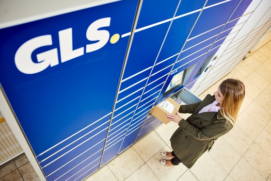Persoană care ridică o trimitere de la GLS Locker 