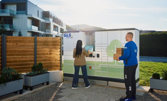 Customer and GLS courier in front of a Parcel Locker