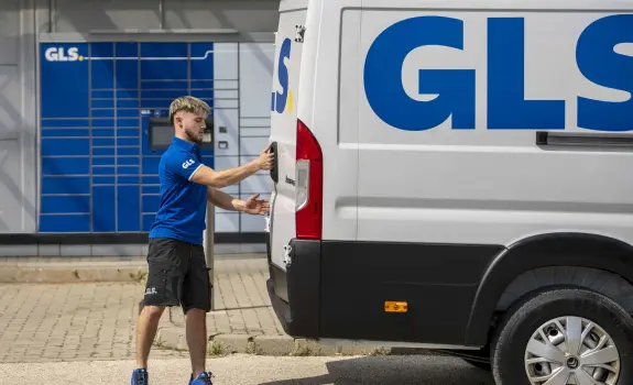 Kurir GLS raznaša pakete z vozilom GLS 