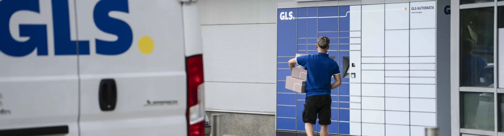 GLS kuri in kombi ob paketomatu