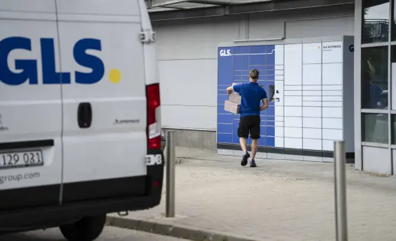 GLS kuri in kombi ob paketomatu