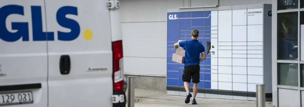 GLS kuri in kombi ob paketomatu